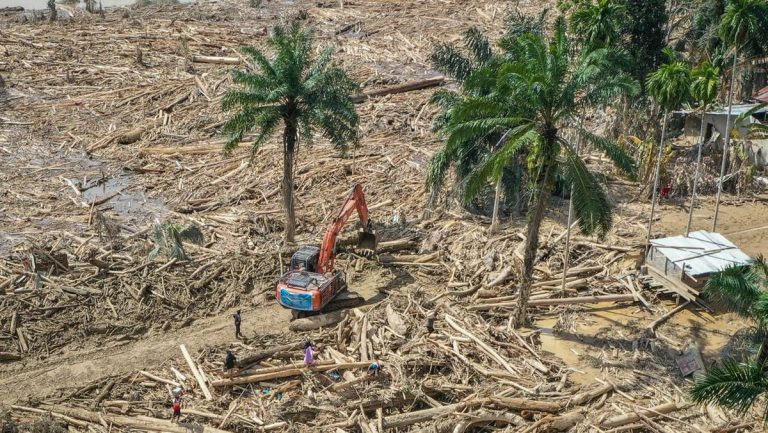 Menteri LH Bakal Evaluasi Amdal 100 Perusahaan Buntut Bencana Sumatra