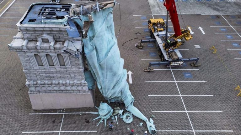 Badai Dahsyat Robohkan Patung Liberty di Brasil