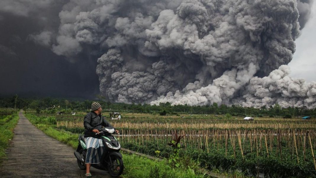 Gunung Semeru Kembali Erupsi, Warga Diimbau Jauhi Besuk Kobokan