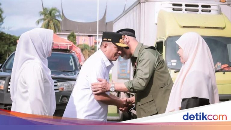 Kunjungi Padang, Gubernur Banten Serahkan Bantuan ke Gubernur Sumbar