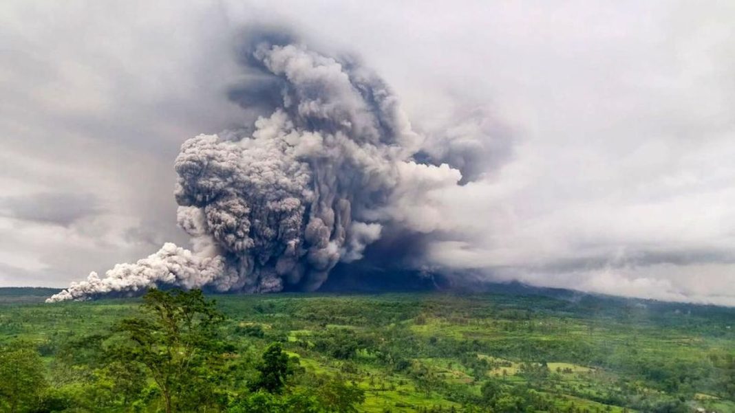 Gunung Semeru Alami 83 Kali Gempa Letusan, Status Siaga