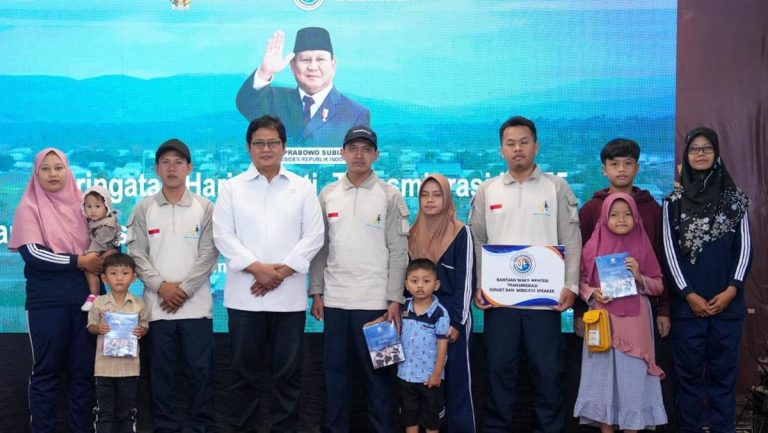 Wamen Viva Yoga Berangkatkan 51 Transmigran ke Sulteng dan Sulbar