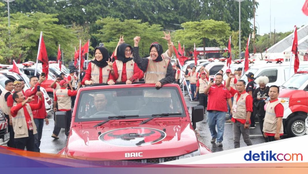 Risma Apresiasi Sopir Ambulans yang Kerja Tanpa Libur-Tanpa Pamrih