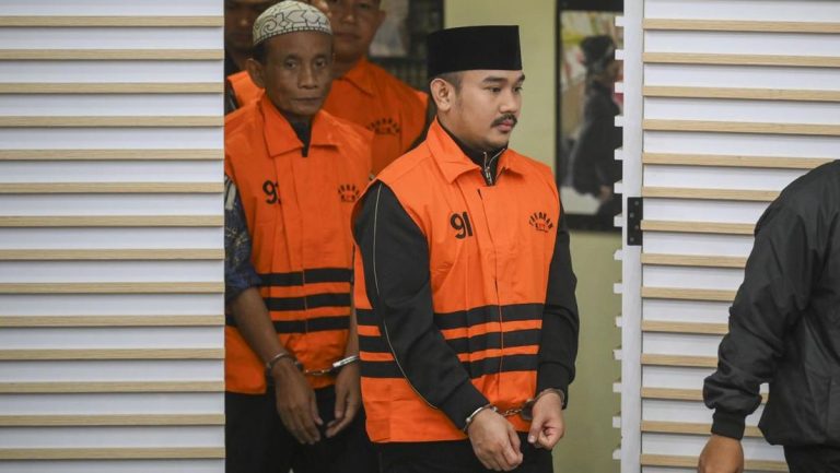 Bupati Bekasi dan Ayahnya Jalani Pemeriksaan Perdana Usai Ditahan KPK