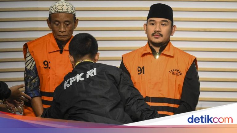 Dulu Ayah Banggakan Bupati Bekasi Suka Membantu, Kini Kompak Di-OTT KPK