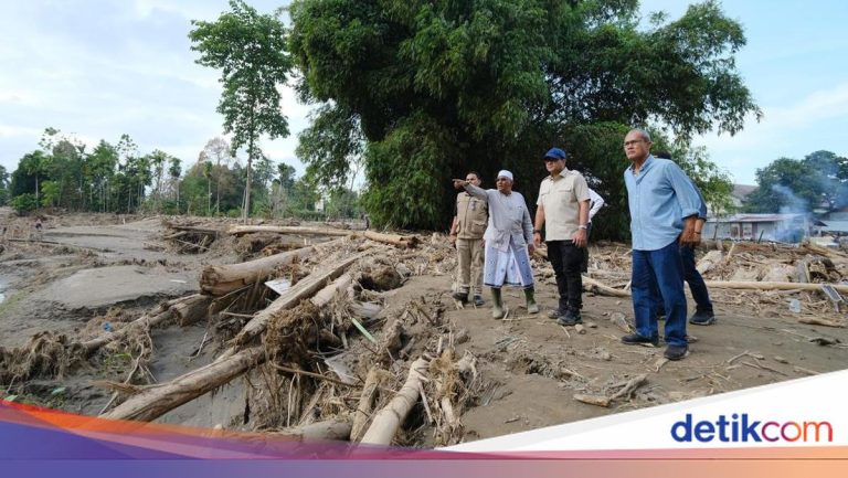 Tinjau Aceh, Menteri Ekraf Terima Keluhan Korban Banjir soal Sanitasi-Air Bersih