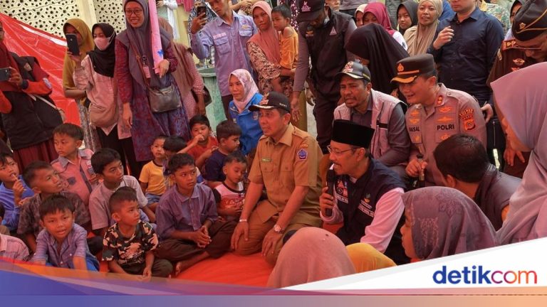 Momen Gus Ipul Salawat Bareng Anak-anak Korban Banjir di Pidie Jaya