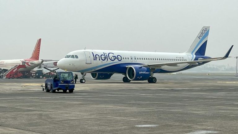Maskapai Batalkan Ribuan Penerbangan, Bandara di India Chaos