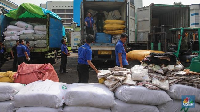 Penampakan Kontainer-Truk Berisi Garmen Ilegal Sitaan Bea Cukai