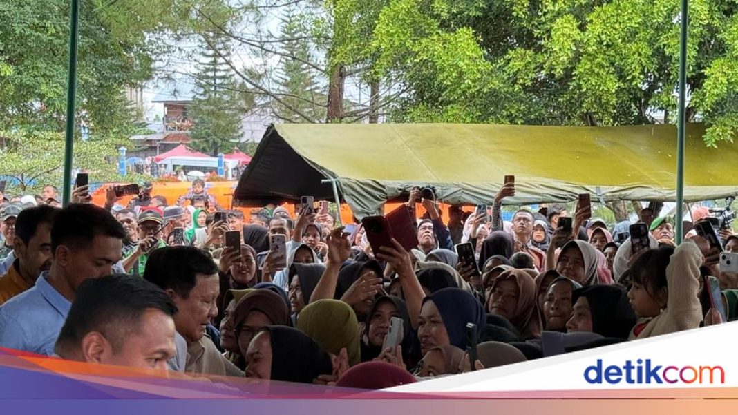 Ibu-ibu di Pengungsian Bencana Bener Meriah Menangis Saat Ditemui Prabowo