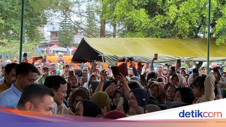 Ibu-ibu di Pengungsian Bencana Bener Meriah Menangis Saat Ditemui Prabowo