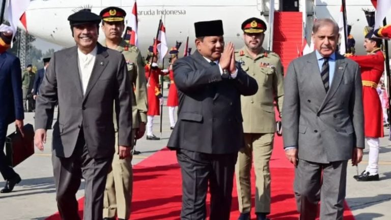 Momen Prabowo Dikawal 6 Jet Tempur Pakistan saat Mendarat di Islamabad