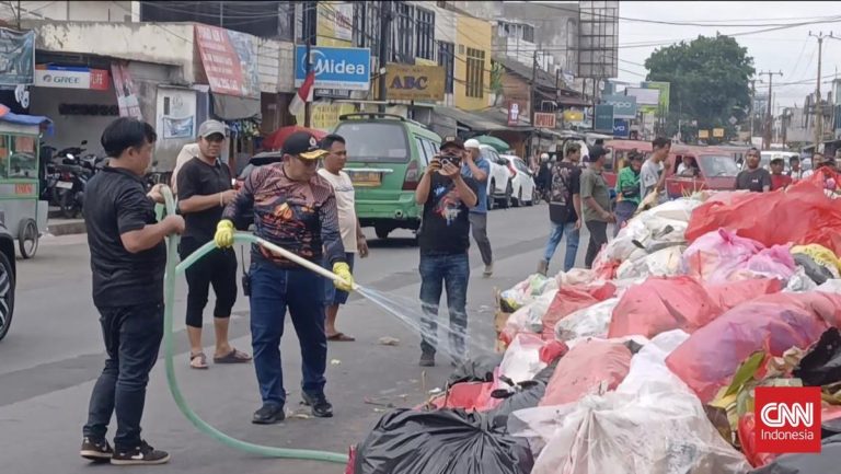 Sampah Menggunung di Serpong, Disemprot dan Ditutup Terpal Kurangi Bau