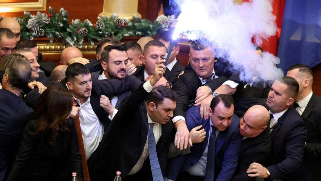 Sidang DPR di Albania Ricuh, Wakil Rakyat Saling Adu Jotos