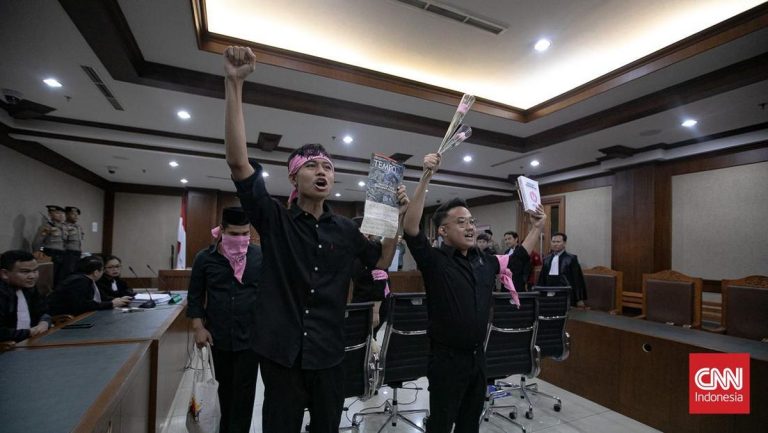 Momen Sidang Perdana Delpedro dkk di PN Jakarta Pusat