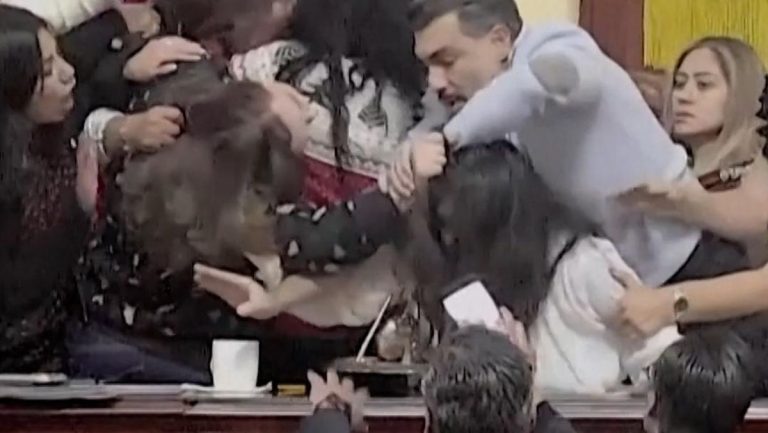 Chaos, Detik-detik Anggota Kongres di Meksiko Saling Jambak saat Rapat
