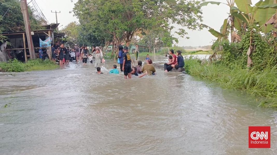 250 Warga Tangerang Terisolasi Imbas Banjir-Luapan Sungai Cidurian
