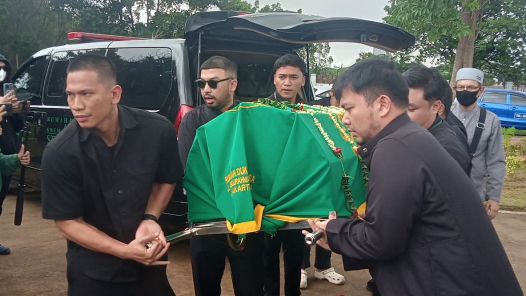 Pemakaman Lula Lahfah Berlangsung Haru, Reza Arap Berusaha Tabah