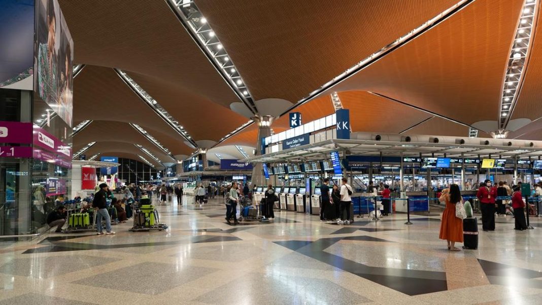 2 Warga Asing Jatuh dari Balkon Bandara Malaysia hingga Meninggal