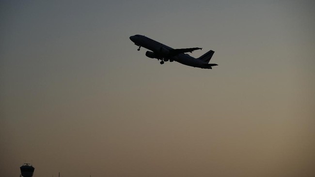 Maskapai Kecolongan Terkait Wabah Ebola, Pesawat Belok Darurat – Publik Pos Update