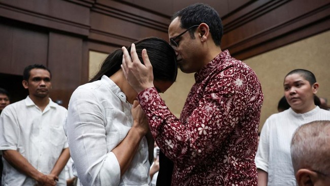 Potret Haru Nadiem Cium Kening Istri Usai Dituntut 18 Tahun Penjara – Publik Pos Update