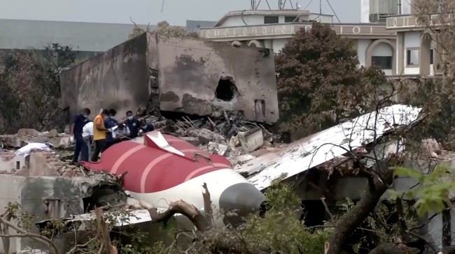 Boeing 787 Jatuh Tewaskan 260 Penumpang, Misteri Menyelimuti – Publik Pos Update