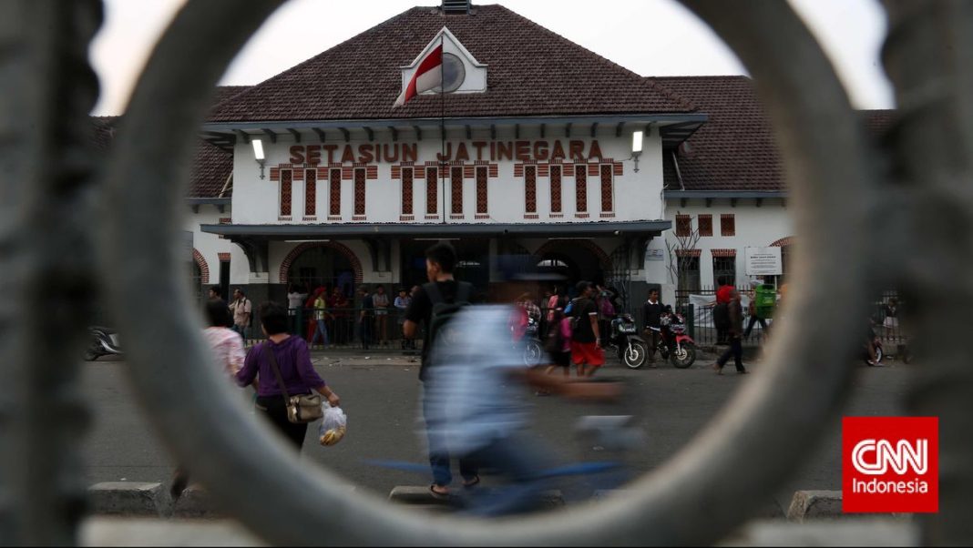 Penumpang KA Stasiun Gambir Bisa Naik dari Jatinegara Pagi Ini