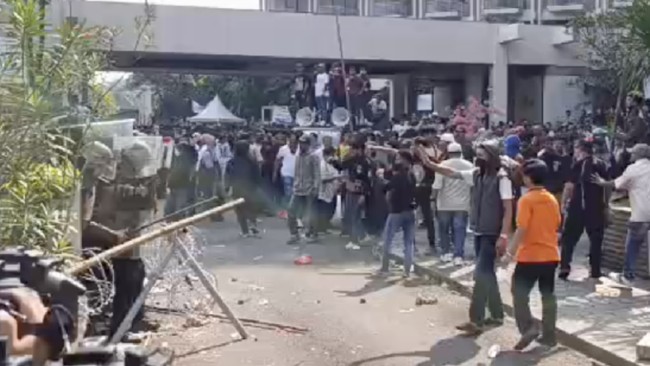 Eksekusi Hotel Sultan Berakhir Ricuh, Massa Simpatisan Melawan – Publik Pos Update