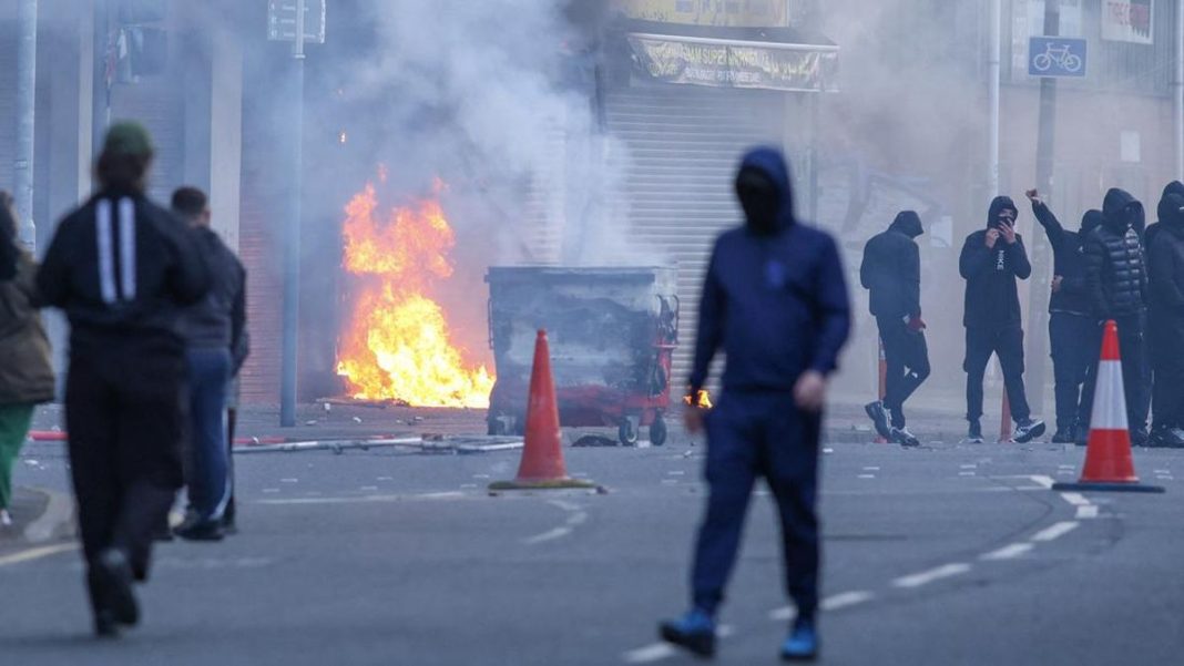Kerusuhan Anti-Imigran Pecah di Belfast Buntut Penikaman Brutal