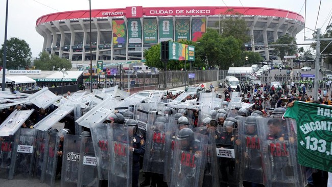 Piala Dunia 2026 Resmi Mulai, Luar Stadion Malah Chaos dan Bentrok – Publik Pos Update