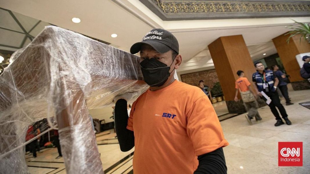 Barang-barang Eks Hotel Sultan Dikirim ke Cikarang