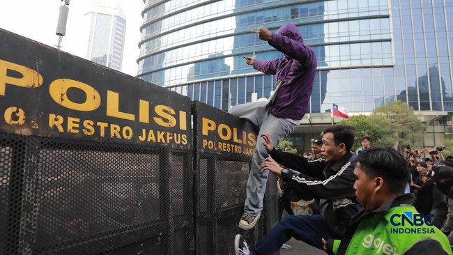 Detik-Detik Aksi Saling Dorong Mahasiswa Vs Polisi Dekat Bundaran HI – Publik Pos Update