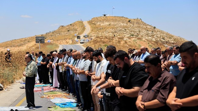 Penampakan Warga Palestina Salat Jumat di Jalan-Aparat Israel Berjaga – Publik Pos Update
