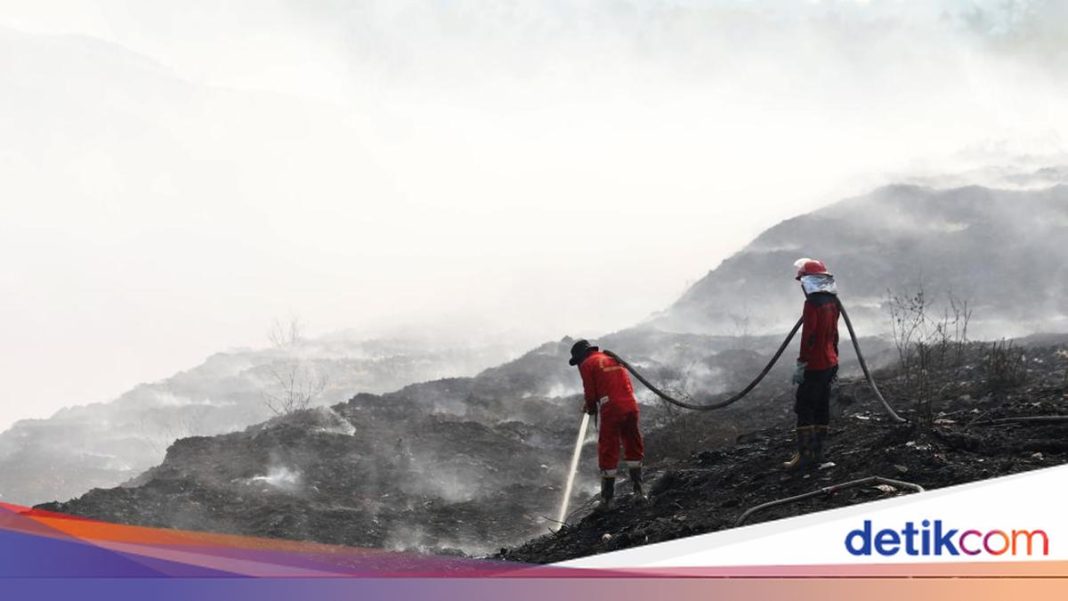 9 Hari TPA Jatiwaringin Belum Padam, Petugas Doa Bersama dan Salat Minta Hujan