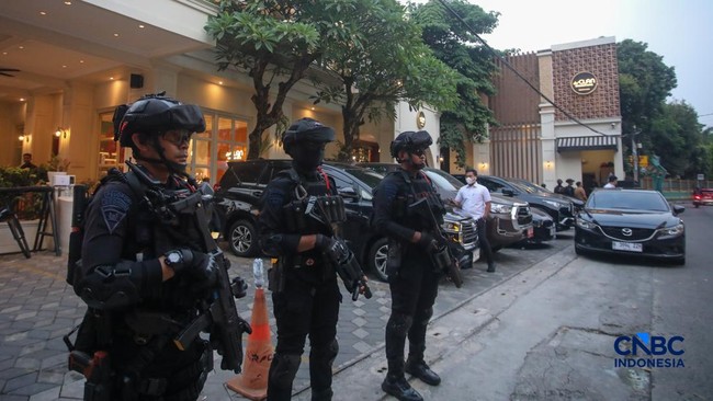 Brimob Bersenjata Lengkap Jaga Ketat Penggeledahan Kafe di Cipete – Publik Pos Update