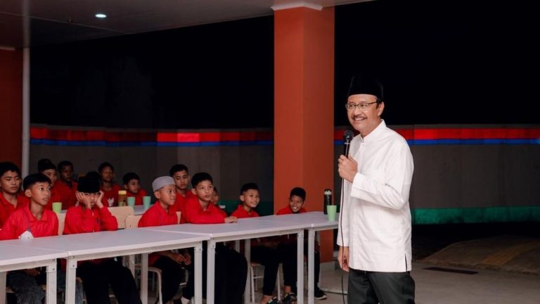 Malam Hari, Gus Ipul Beri Motivasi Siswa Baru Sekolah Rakyat DKI