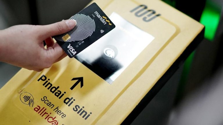 Bank Mandiri Permudah Pembayaran Kartu Kredit Nirsentuh Global di MRT
