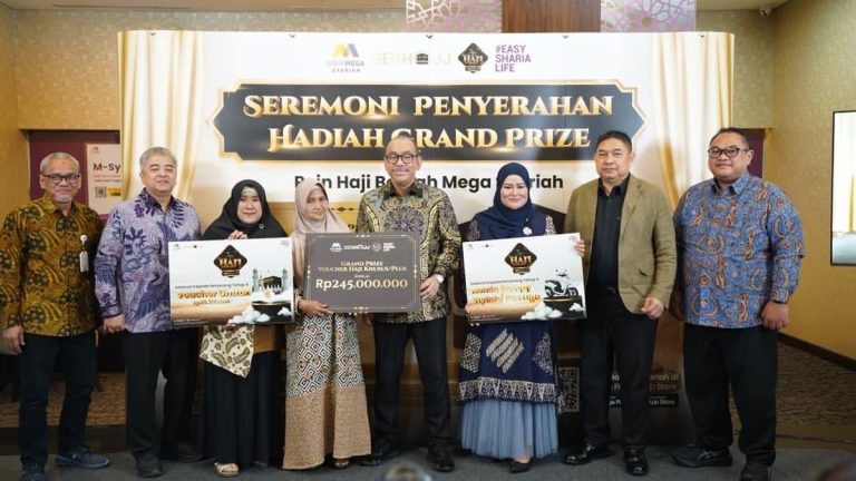 Bank Mega Syariah Serahkan Grand Prize Voucher Haji Khusus Rp245 Juta