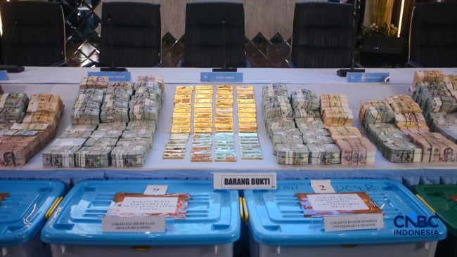 Polisi Pamerkan Barang Bukti Dolar-Emas Jelang Konpers Kasus Korupsi – Publik Pos Update