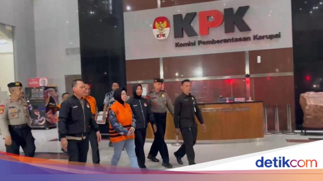 KPK Tahan Bupati Sukoharjo Etik Suryani