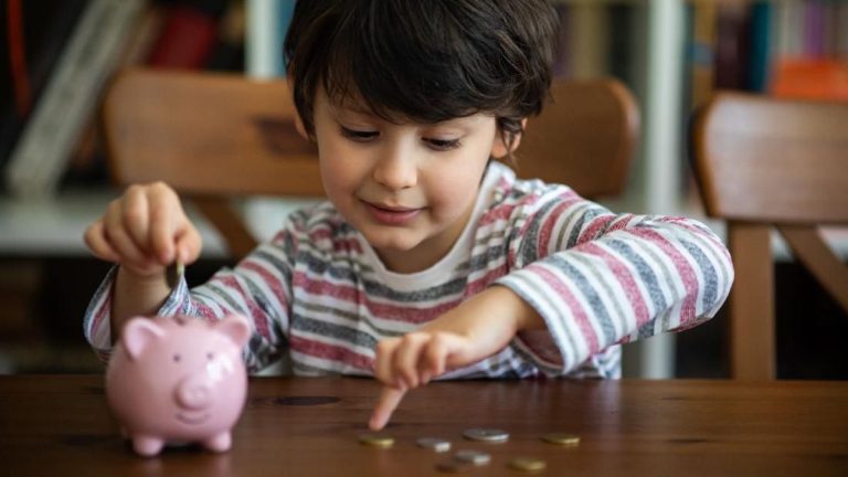 Tips Praktis Orang Tua Kenalkan Menabung dan Investasi ke Anak