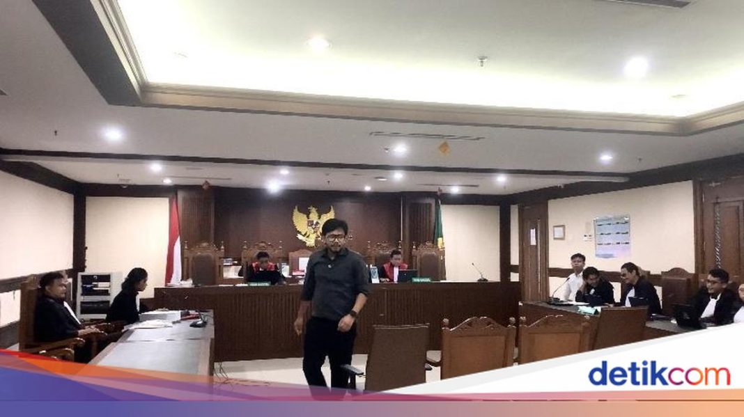 Ferry Irwandi Jadi Saksi Meringankan Terdakwa Kasus Timpa Teks Terkait Demo