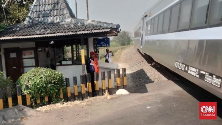 KAI Minta Maaf Palang PintuTak Tertutup saat Kereta Lewat