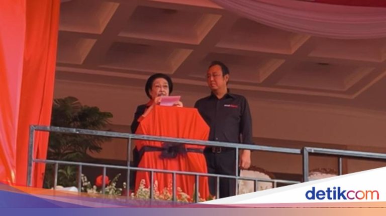 Didampingi Prananda, Megawati Resmikan Monumen Kudatuli di Kantor PDIP