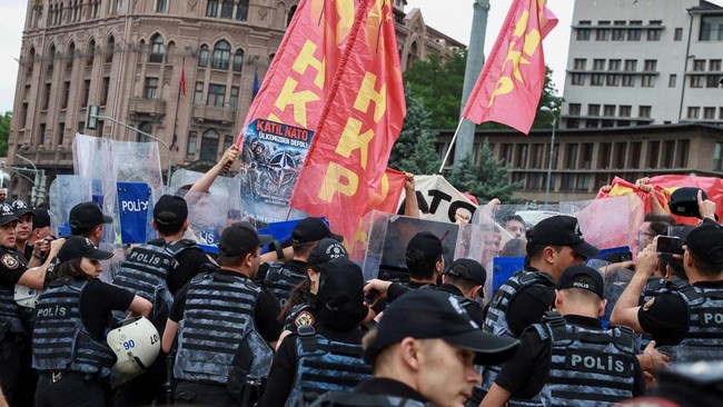 KTT NATO Memanas, Turki Tahan 100 Demonstran-Situasi Kacau Balau – Publik Pos Update