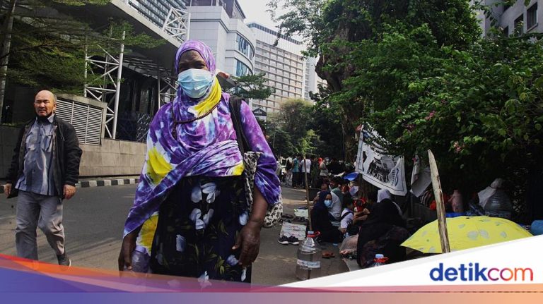 WNA ‘Camping’ di Trotoar Kantor UNHCR Jaksel Ditertibkan, Bakal Direlokasi
