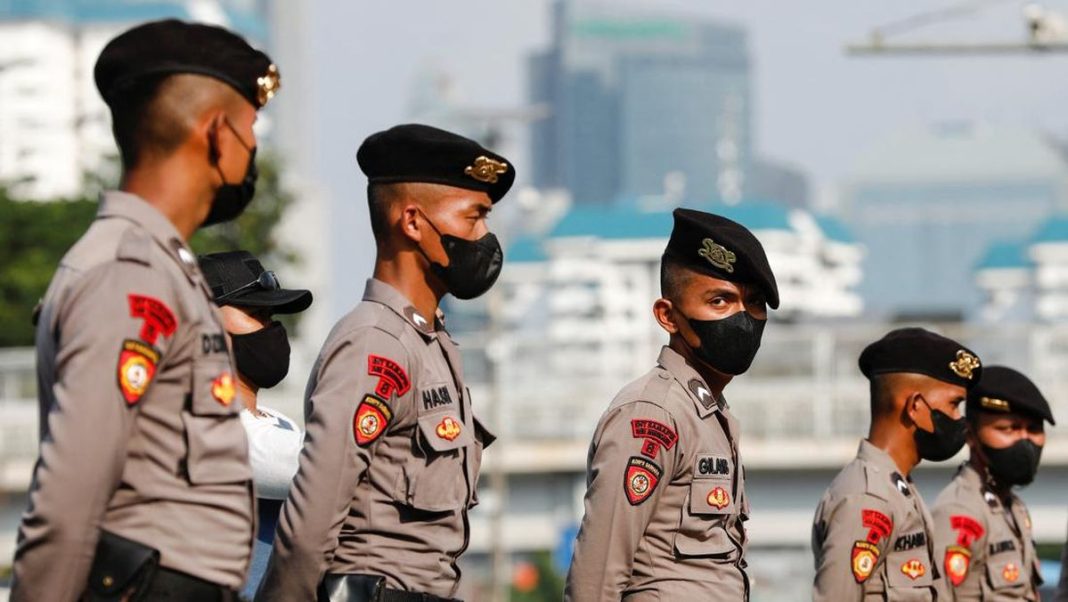 Polisi Kawal Demo Ribuan Pesilat di Markas Debt Collector Surabaya