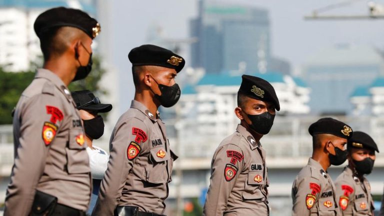 Polisi Kawal Demo Ribuan Pesilat di Markas Debt Collector Surabaya