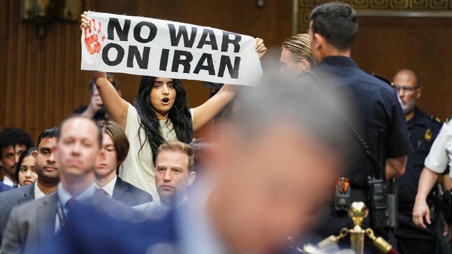 Demonstran Terobos Sidang Anggaran, Bentang Spanduk Tolak Perang Iran – Publik Pos Update