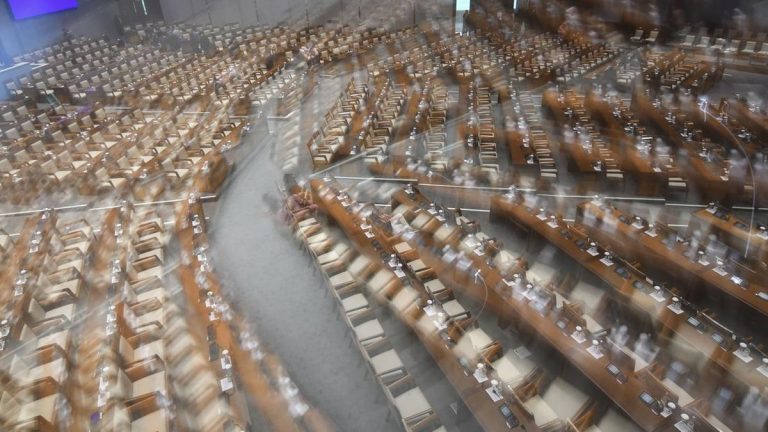 DPR Paripurna Penutupan Masa Sidang, Hampir Separuh Anggota Absen